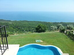 Lighthouse Luxe Estate Apart & Villas