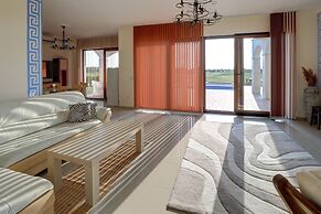 Lighthouse Luxe Estate Apart & Villas