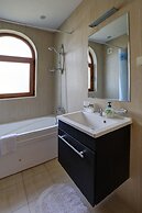 Lighthouse Luxe Estate Apart & Villas