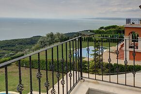 Lighthouse Luxe Estate Apart & Villas