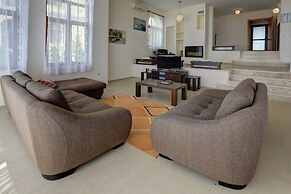 Lighthouse Luxe Estate Apart & Villas