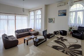 Lighthouse Luxe Estate Apart & Villas