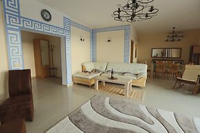 Lighthouse Luxe Estate Apart & Villas