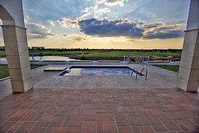 Lighthouse Luxe Estate Apart & Villas