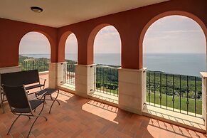 Lighthouse Luxe Estate Apart & Villas