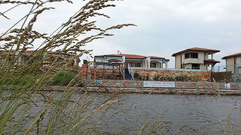 Lighthouse Luxe Estate Apart & Villas