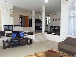 Lighthouse Luxe Estate Apart & Villas