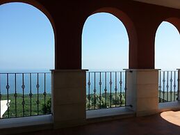 Lighthouse Luxe Estate Apart & Villas