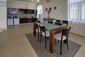 Lighthouse Luxe Estate Apart & Villas