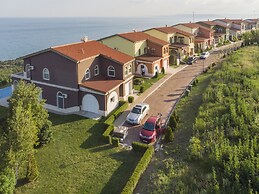 Lighthouse Luxe Estate Apart & Villas