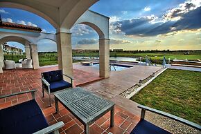 Lighthouse Luxe Estate Apart & Villas