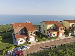 Lighthouse Luxe Estate Apart & Villas