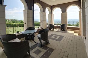 Lighthouse Luxe Estate Apart & Villas