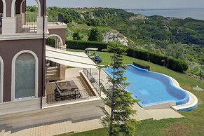 Lighthouse Luxe Estate Apart & Villas