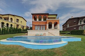 Lighthouse Luxe Estate Apart & Villas