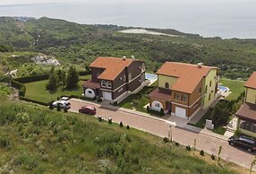 Lighthouse Luxe Estate Apart & Villas