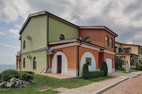 Lighthouse Luxe Estate Apart & Villas