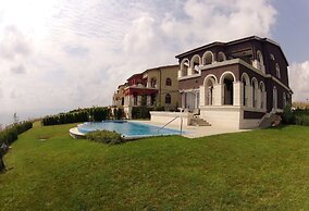 Lighthouse Luxe Estate Apart & Villas