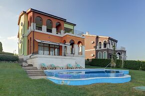 Lighthouse Luxe Estate Apart & Villas