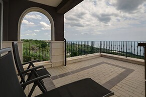 Lighthouse Luxe Estate Apart & Villas