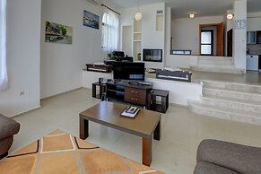 Lighthouse Luxe Estate Apart & Villas