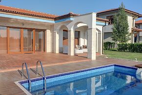 Lighthouse Luxe Estate Apart & Villas