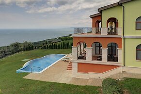 Lighthouse Luxe Estate Apart & Villas
