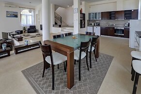 Lighthouse Luxe Estate Apart & Villas