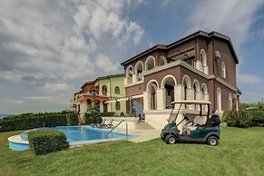 Lighthouse Luxe Estate Apart & Villas