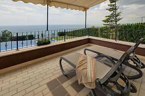 Lighthouse Luxe Estate Apart & Villas