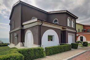 Lighthouse Luxe Estate Apart & Villas