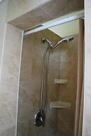 Mar Bay Motel &Suites