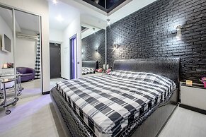 Alex Hotel on Muzhestva