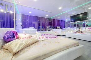 Alex Hotel on Muzhestva