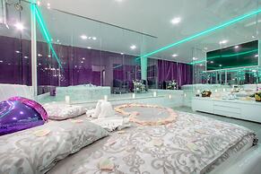 Alex Hotel on Muzhestva