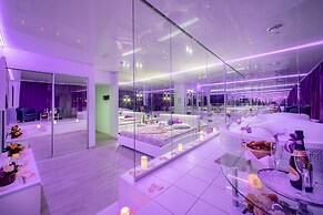 Alex Hotel on Muzhestva