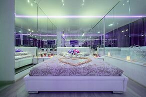 Alex Hotel on Muzhestva