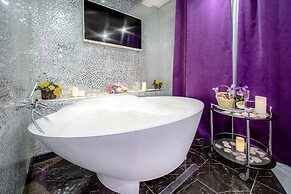 Alex Hotel on Muzhestva