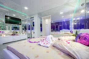 Alex Hotel on Muzhestva