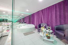 Alex Hotel on Muzhestva