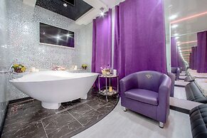 Alex Hotel on Muzhestva