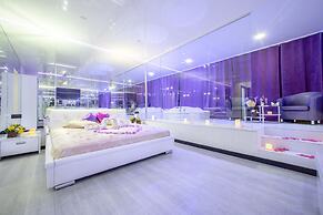 Alex Hotel on Muzhestva