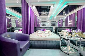 Alex Hotel on Muzhestva