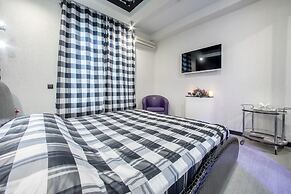 Alex Hotel on Muzhestva