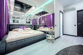 Alex Hotel on Muzhestva