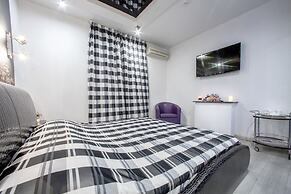 Alex Hotel on Muzhestva