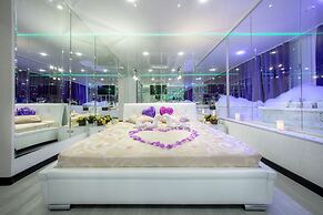 Alex Hotel on Muzhestva