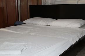 Costas Hostel Action