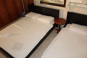 Costas Hostel Action