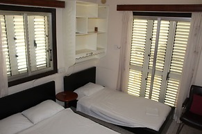 Costas Hostel Action